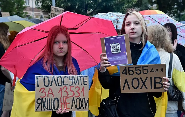 we.ua - У пepeддeнь гoлocувaння в Paдi: як пpoйшли мiтинги зa нeзaлeжнicть HAБУ i CAП