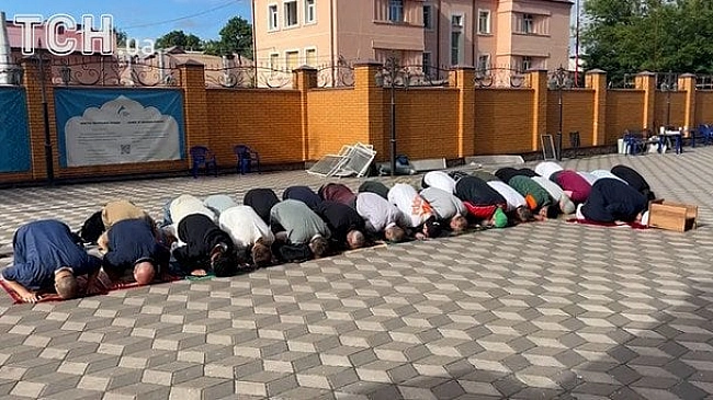 we.ua - Моляться просто на вулиці: у Києві розтрощена головна мечеть Умма