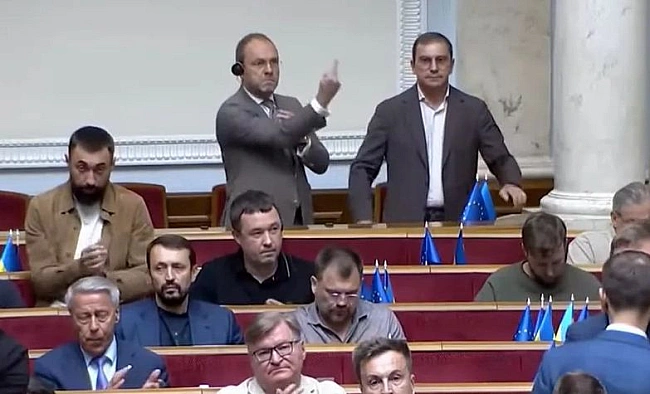 we.ua - Нардеп Власенко показує непристойний жест у напрямку президії ВР під час виступу Тимошенко. ВІДЕО