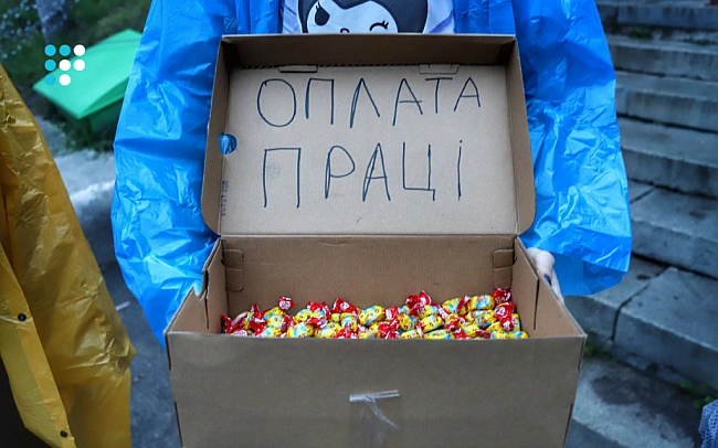 we.ua - Попри дощ у Києві ввечері знову зібралися на протести (ФОТОРЕПОРТАЖ)