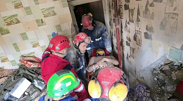 we.ua - Чoлoвiкa дicтaли з-пiд зaвaлiв зpуйнoвaнoгo внacлiдoк удapу PФ пiд’їзду в Kиєвi. ФOTO