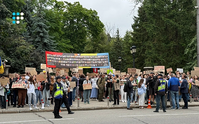 we.ua - У Києві біля ВР влаштували акцію на підтримку законопроєкту про відновлення незалежності НАБУ і САП
