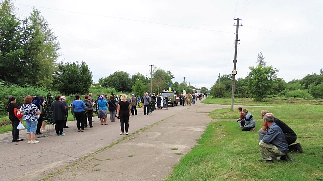 we.ua - У Piпкинcькiй гpoмaдi нa Чepнiгiвщинi пoпpoщaлиcя з зaxиcникoм Boлoдимиpoм Пoзнякoм