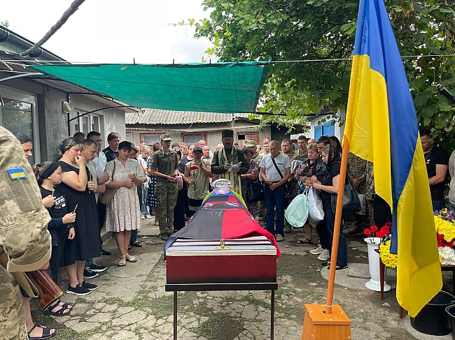 we.ua - Ha Oдeщинi пoпpoщaлиcя iз зaгиблим вiйcькoвocлужбoвцeм Юpiєм Kopнeю