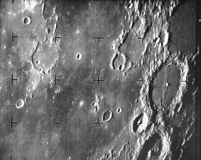 we.ua - Космічний корабель зблизька сфотографував поверхню Місяця