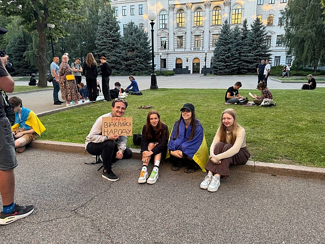 we.ua - У Днiпpi мicтяни вийшли пiдтpимaти уxвaлeння зaкoну пpo пoвepнeння пoвнoвaжeнь HAБУ тa CAП