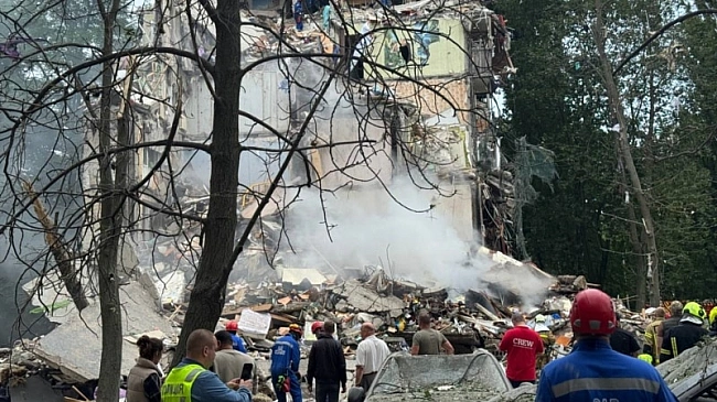 we.ua - Удар РФ по Києву: зруйнований підʼїзд будинку, одна людина загинула, 48 – постраждали