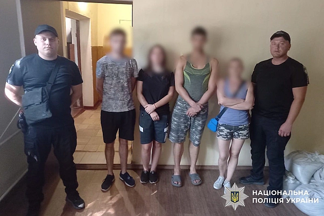 we.ua - У Нікополі чоловік виліз на пам’ятник Захиснику України: у хуліганстві підозрюють розшукуваного за СЗЧ