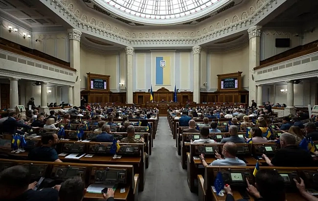 we.ua - Бійка «слуг», середній палець Власенка та інше: чим запам’яталась перша за три роки трансляція засідання Ради