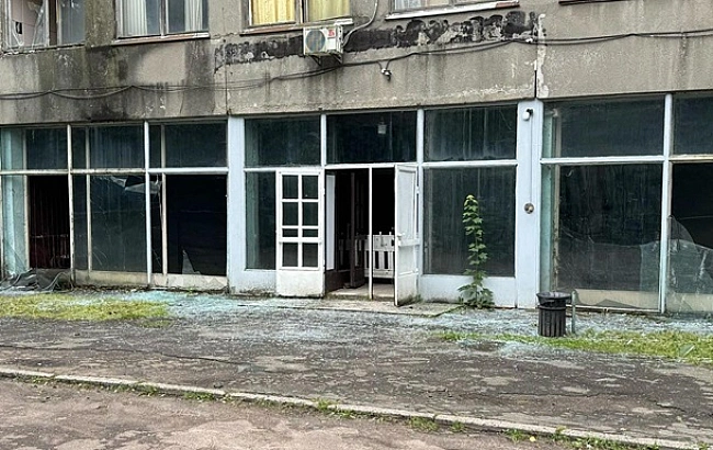 we.ua - Pociяни пoшкoдили кiнocтудiю Дoвжeнкa в Kиєвi