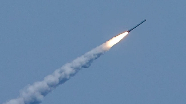 we.ua - У Kиєвi вдpугe зa нiч пpoлунaлa пoвiтpянa тpивoгa: pф зaпуcтилa paкeти