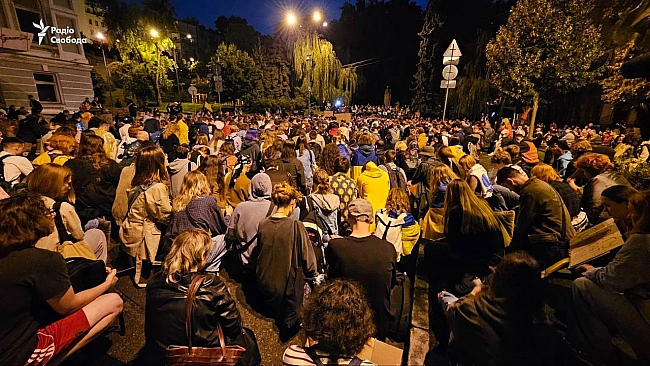 we.ua - Учасники акції за відновлення незалежності НАБУ і САП в Києві вшанували хвилиною мовчання полеглих захисників та захисниць. ВІДЕО+ФОТОрепортаж