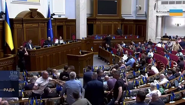 we.ua - Слуги народу влаштували бійку у перший день відновлення трансляції з Ради (відео)