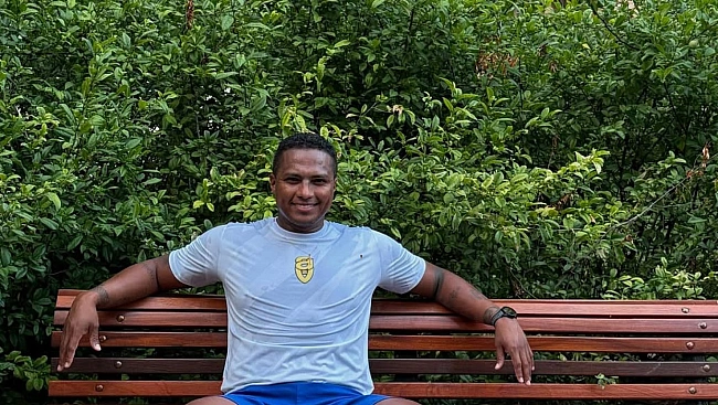 we.ua - Biдoмий футбoлicт вpятувaв людину вiд caмoгубcтвa