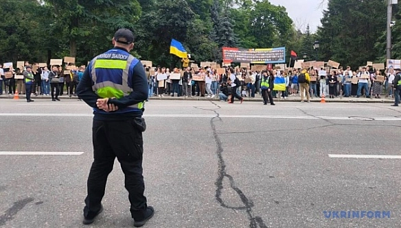 we.ua - Учасники протесту під Радою вимагають запустити пряму трансляцію засідання