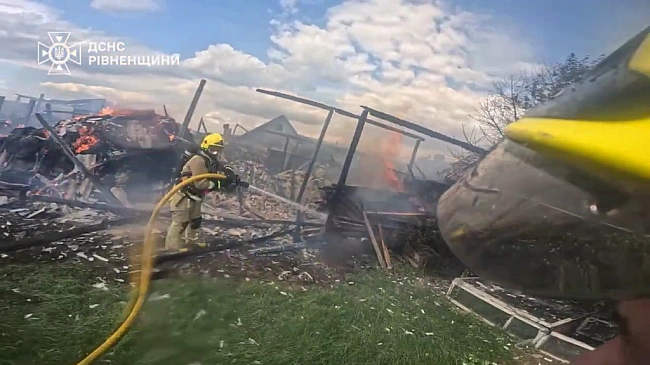 we.ua - П'ять годин гасили пожежу. Горіли господарські будівлі, солома та сіно на Рівненщині