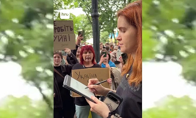 we.ua - Учасники акції протесту біля Верховної Ради зустріли нардепку Безуглу вигуками Іди на роботу. ВІДЕО