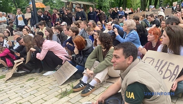 we.ua - Учасники протесту в Маріїнському парку встановили ноутбук з трансляцією засідання Ради