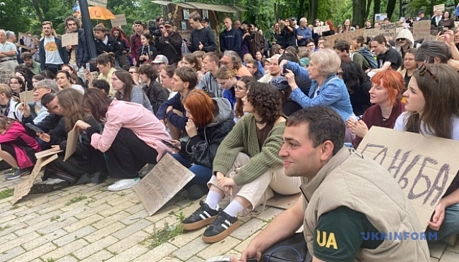 we.ua - Учасники протесту в Маріїнському парку встановили ноутбук з трансляцією засідання Ради