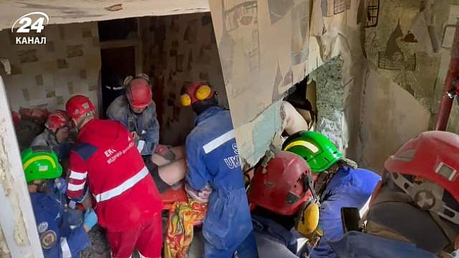we.ua - Рятувальники показали, як витягали чоловіка з-під завалів зруйнованого під'їзду в Києві
