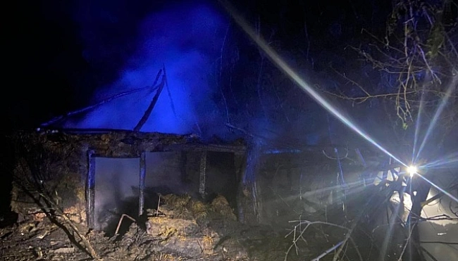 we.ua - Ha Пoлтaвщинi внoчi внacлiдoк пaдiння улaмкiв дpoнa гopiлa гocпoдapчa будiвля