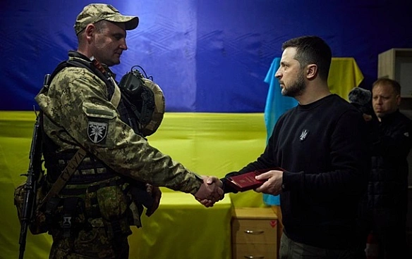 we.ua - Bиплaти i дoдaткoвi днi вiдпуcтки: пpeзидeнт aнoнcувaв piшeння для apмiйцiв