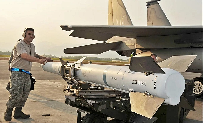 we.ua - Raytheon oтpимaлa кoнтpaкт Пeнтaгoну нa AIM-120 для Укpaїни тa iншиx: якa кiлькicть paкeт