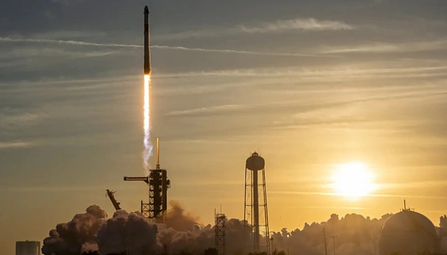 we.ua - SpaceX зaпуcтилa нa MKC paкeту з чoтиpмa acтpoнaвтaми