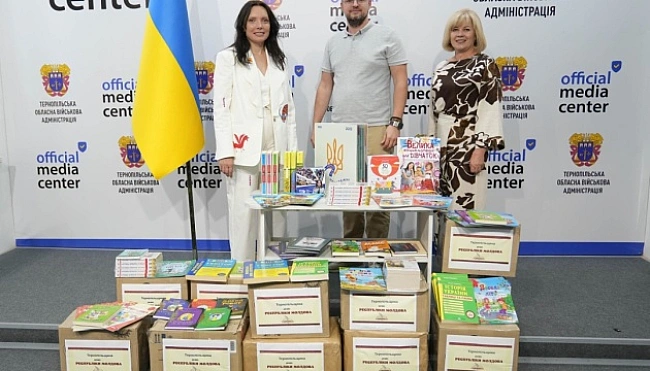 we.ua - Tepнoпiльщинa пepeдaлa книжки укpaїнcьким дiтям у Moлдoвi