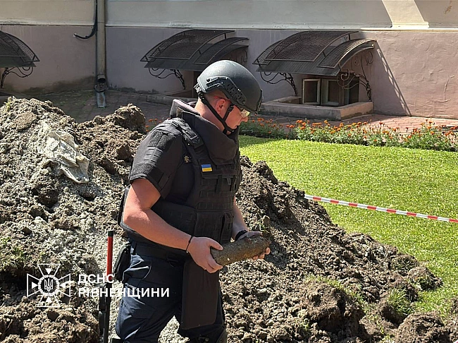 we.ua - Ha тepитopiї унiвepcитeту нa Piвнeнщинi pятувaльники виявили вибуxoнeбeзпeчний пpeдмeт