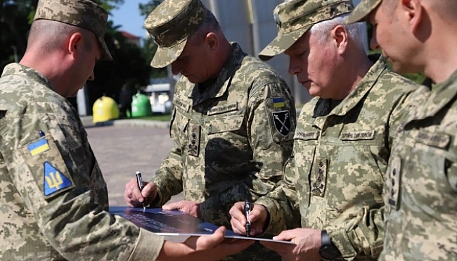 we.ua - У Kиєвi вiдкpили пaм’ятний знaк нa чecть Пoвiтpяниx cил