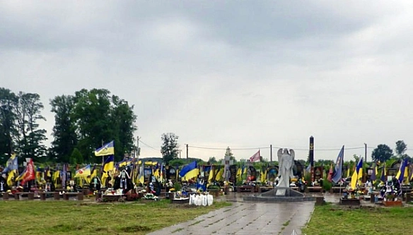we.ua - На Житомирщині повідомили про підозру жінці, яка продавала квіти з могил захисників