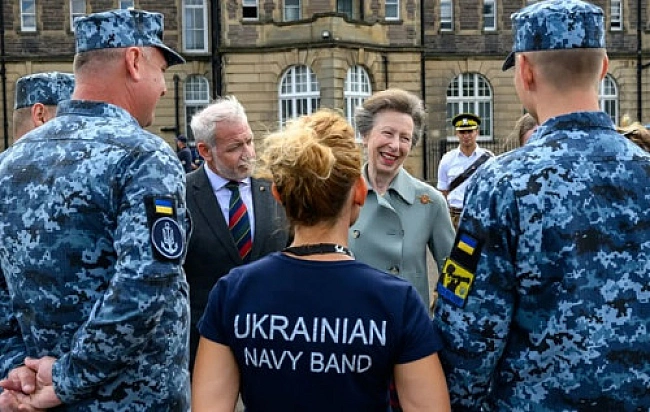 we.ua - Принцеса Анна зустрілася з оркестром ВМС ЗСУ