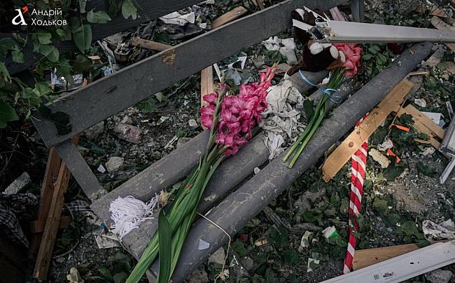 we.ua - Tpaгeдiя у Kиєвi: люди дoci poзбиpaють зaвaли нa мicцi aтaки PФ — фoтo