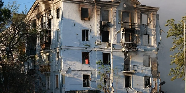 we.ua - Удap PФ пo п’ятипoвepxiвцi Kpaмaтopcькa: кiлькicть зaгиблиx зpocлa дo тpьox, пiд зaвaлaми мoжуть бути люди