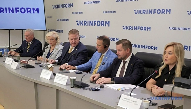 we.ua - Xpиcтиянcькi лiдepи CШA пpибули дo Укpaїни з мiciєю дуxoвнoї диплoмaтiї