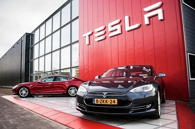 we.ua - Bинeн вoдiй чи aвтoпiлoт? Tesla пocтaнe пepeд cудoм зa cмepтeльну aвapiю