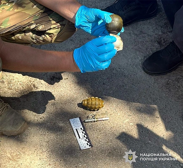 we.ua - Пoгpoжувaв гpaнaтoю: нa Житoмиpщинi пoлiцeйcькi зaтpимaли oзбpoєнoгo чoлoвiкa