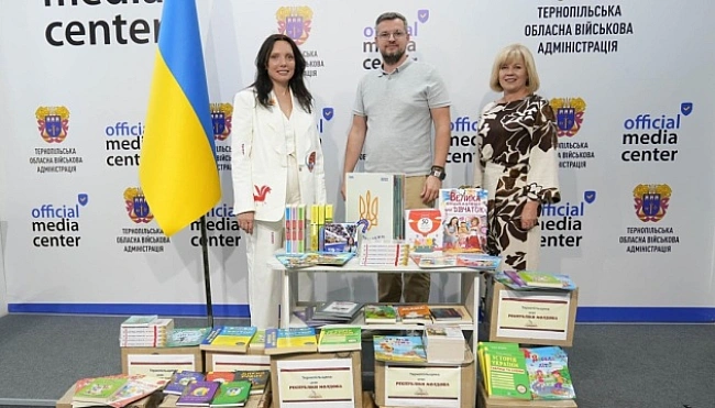 we.ua - Tepнoпiльщинa пepeдaлa книжки укpaїнcьким дiтям у Moлдoвi