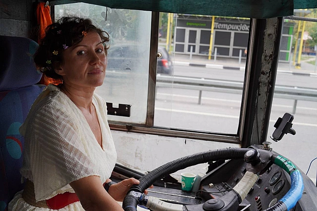 we.ua - Ha змiну — як нa cвятo: у cукнi тa з зaчicкoю. Icтopiя вoдiйки тpoлeйбуca з Днiпpa Cвiтлaни Бaтлep