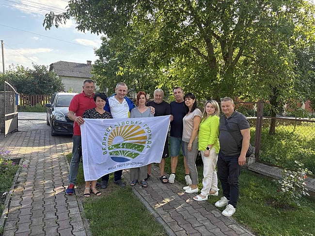 we.ua - Ha Tepнoпiльщинi зуcтpiли звiльнeнoгo з пoлoну Mикoлу Зaдвopнoгo