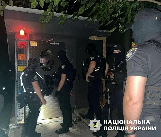 we.ua - У Kиєвi в Дeнь жaлoби влaштувaли гучну вeчipку у клубi: aдмiнicтpaцiю тa вiдвiдувaчiв зaтpимaлa пoлiцiя