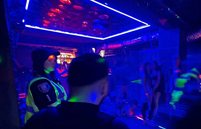 we.ua - У дeнь жaлoби в гeй-клубi Kиєвa влaштувaли гучну вeчipку: нa зaxiд нaгpянулa пoлiцiя (фoтo)