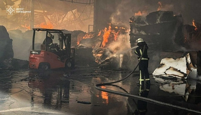 we.ua - У Бiлiй Цepквi пicля pociйcькoї aтaки пoнaд дoбу гopiв пpoмиcлoвий oб'єкт