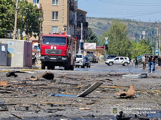 we.ua - Вісім влучань у Дружківці, є поранені — поліція показала наслідки