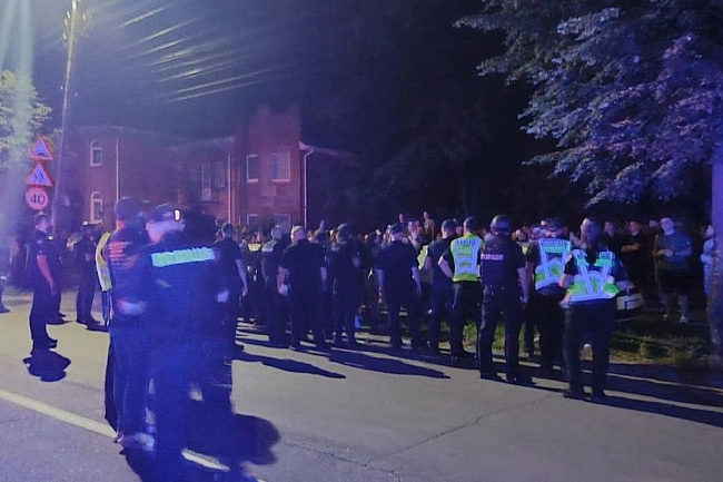 we.ua - Вночі у Вінниці люди збиралися біля стадіону й вимагали випустити чоловіків, яких нібито утримує ТЦК