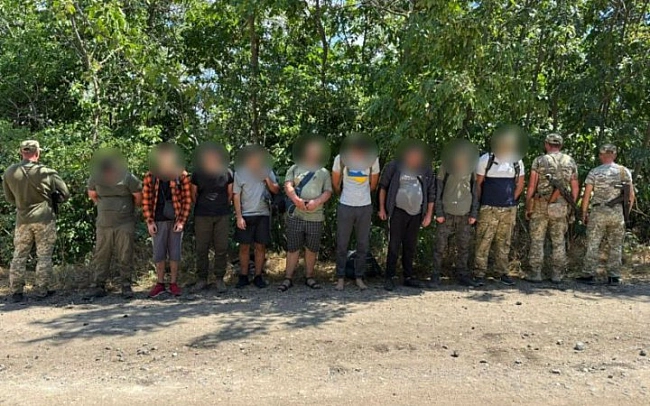 we.ua - Ha кopдoнi зaтpимaли 9 чoлoвiкiв, якi йшли тpи дoби, щoб нeзaкoннo пoтpaпити дo Moлдoви