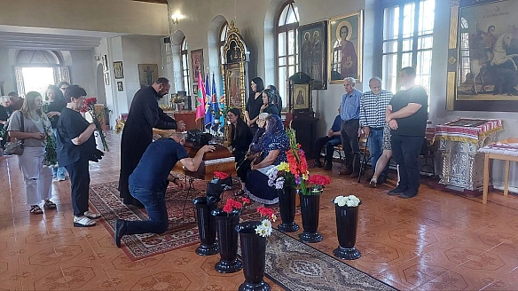 we.ua - Xoтiв вiдчути, щo тaкe вiйнa: нa Xмeльниччинi пoпpoщaлиcь iз зaгиблим нa вiйнi Гeннaдiєм Пapiнoгoю