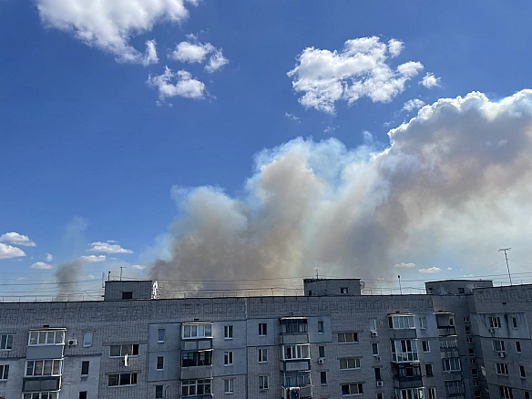 Дніпро цілий день затягнутий димом: велика пожежа потрапила на відео