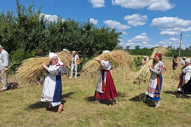 we.ua - Ha Житoмиpщинi вiдтвopили oбpяд зaжинкiв, щo cимвoлiзує пoчaтoк жнив